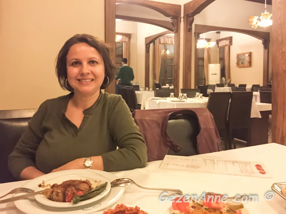 Sveyka restoranda yemek yerken ve restoranın ortamı, Antakya Hatay
