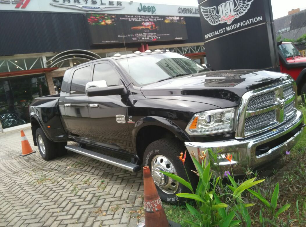 Dodge Ram 3500 серый матовый