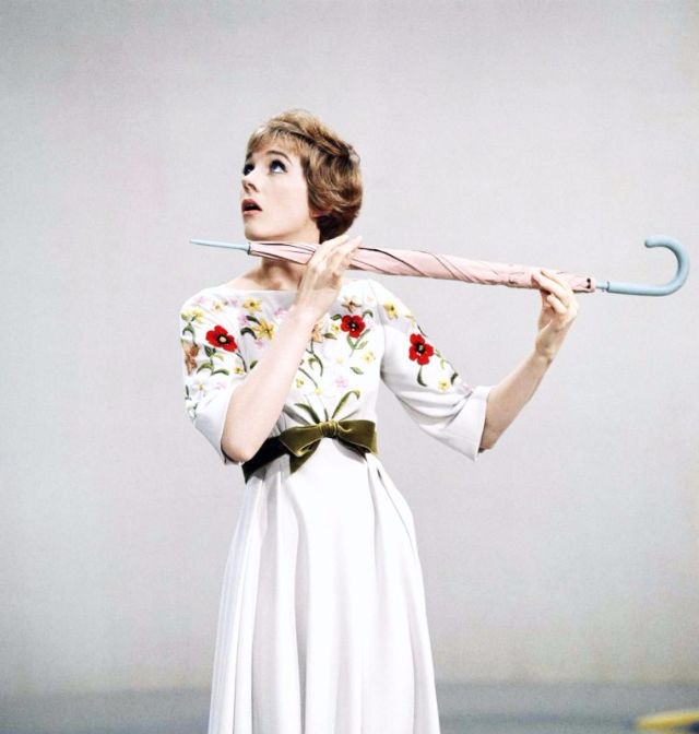 20 Wonderful Color Photographs of a Young and Beautiful Julie Andrews