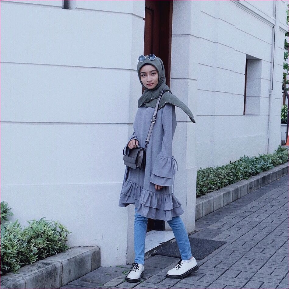Outfit Celana Jeans Untuk Hijabers Ala Selebgram 2018 blouse tunic abu sedang kacamata bulat slingbags hitam kerudung segiempat hijab square pearl abu tua pants jeans denim kets sneakers putih ootd trendy Outfit Celana Jeans Untuk Hijabers Ala Selebgram 2018 blouse tunic abu sedang kacamata bulat slingbags hitam kerudung segiempat hijab square pearl abu tua pants jeans denim kets sneakers putih ootd trendy