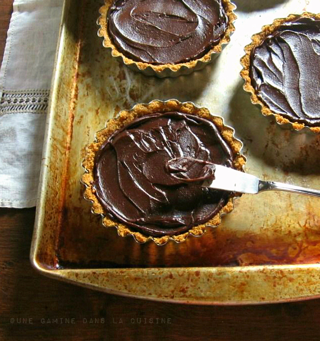 Dark Chocolate & Walnut Caramel Tartlets | une gamine dans la cuisine