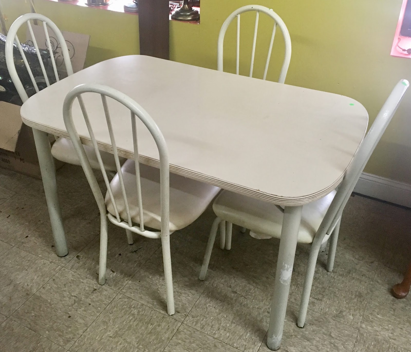 Uhuru Furniture & Collectibles Off White Kitchen Table & 4 Chairs