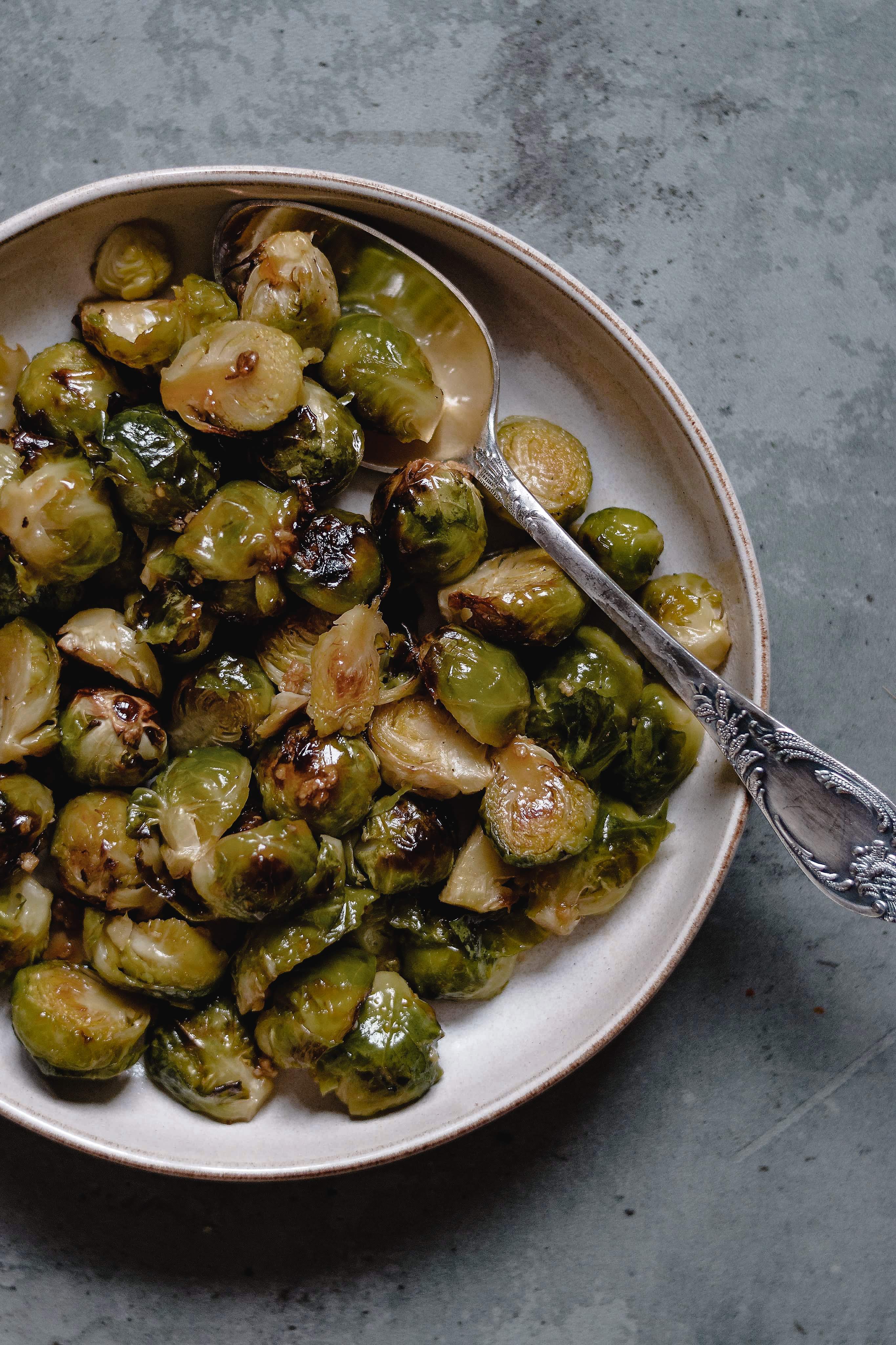 Печено брюкселско зеле с мед и балсамов оцет — Майорана и чубрица