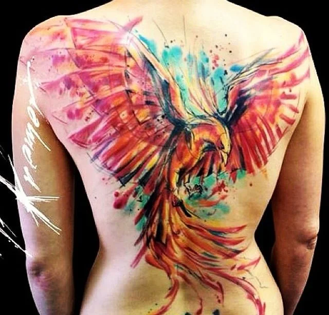 tatuaje de Ave Fenix En Mujer