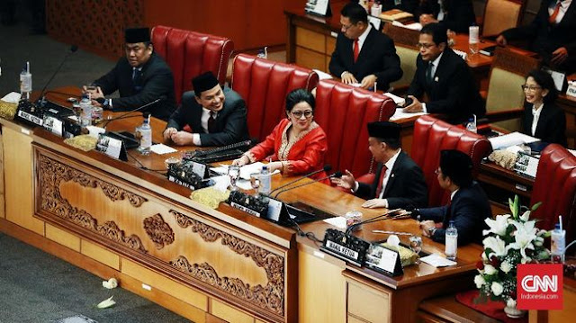 Momen Ketua DPR Matikan Mikrofon Anggota yang Protes RUU Cipta Kerja Momen Ketua DPR Matikan Mikrofon Anggota yang Protes RUU Cipta Kerja