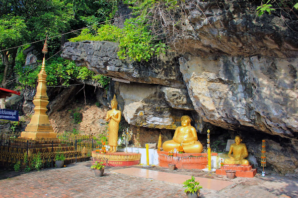 Estatua wednesday Buddha en la Colina Phou Si
