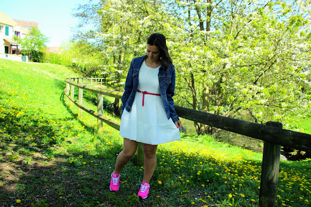 robe résille blanche suncoo, nex balance rose fluo, veste en jean levis