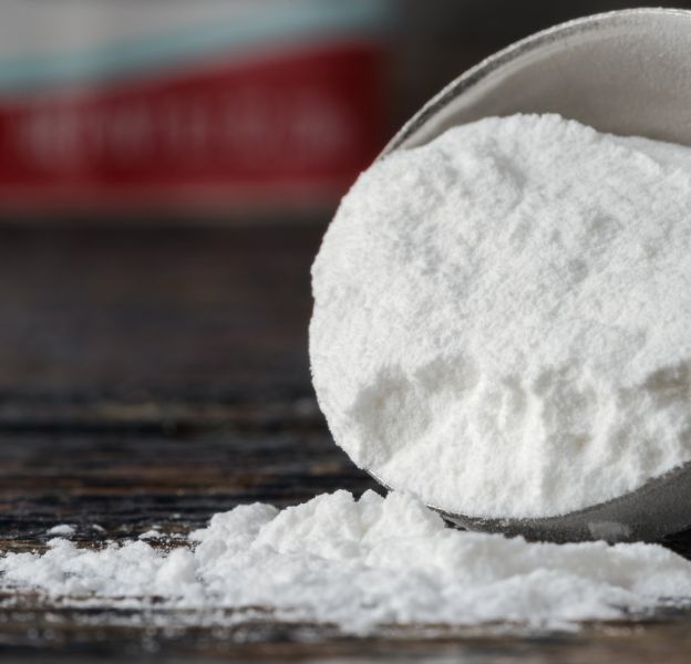 Blanchir les aisselles en appliquant du bicarbonate de soude avce l