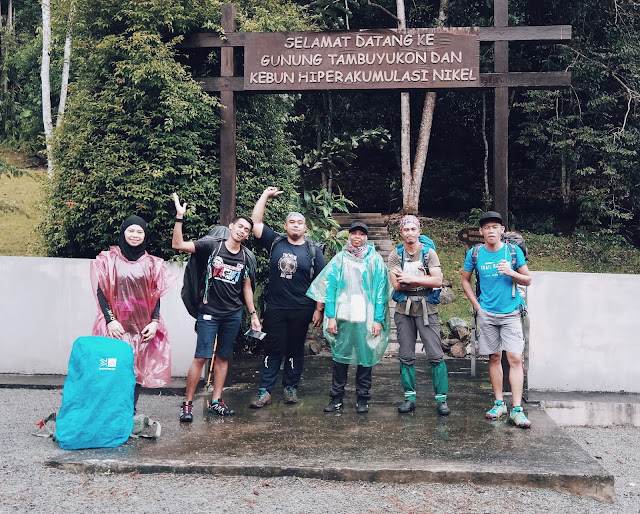 A picture showing climbers at mount Tambuyukon entrance