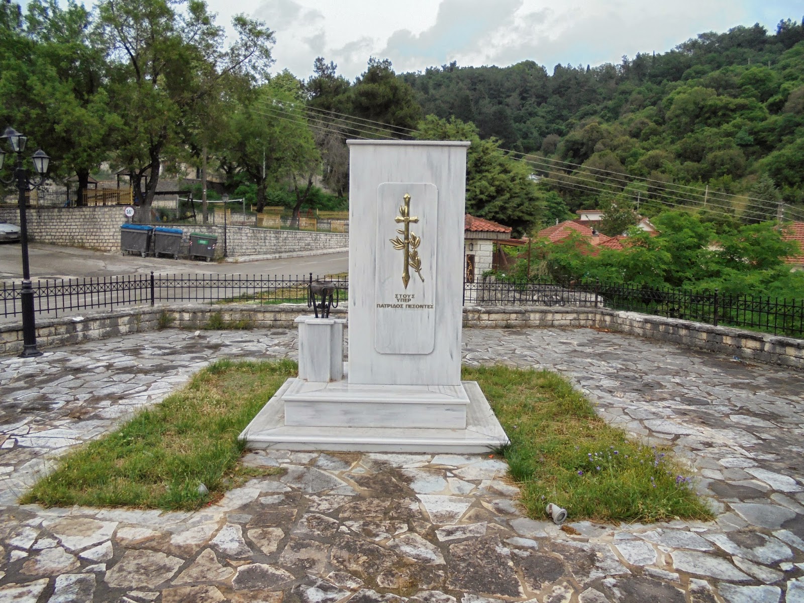 το μνημείο πεσόντων στη Ζίτσα Ιωαννίνων