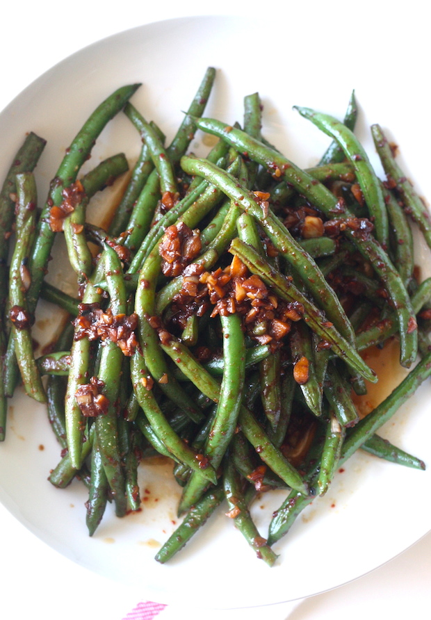 Garlicky Green Beans with Spicy Miso Sauce recipe by SeasonWithSpice.com