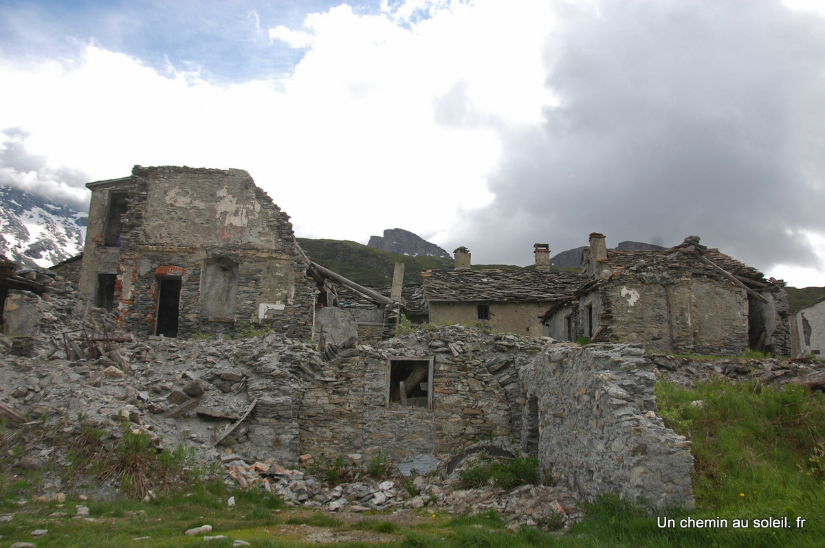 Un chemin au soleil Le vieux village du MontCenis