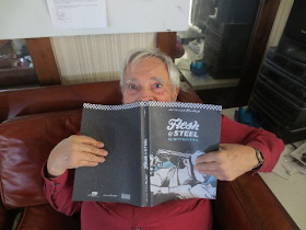 Russ Heath 2014 con el libro catálogo "Flesh & Steel" de su exposición en el Solleric, Palma de Mallorca
