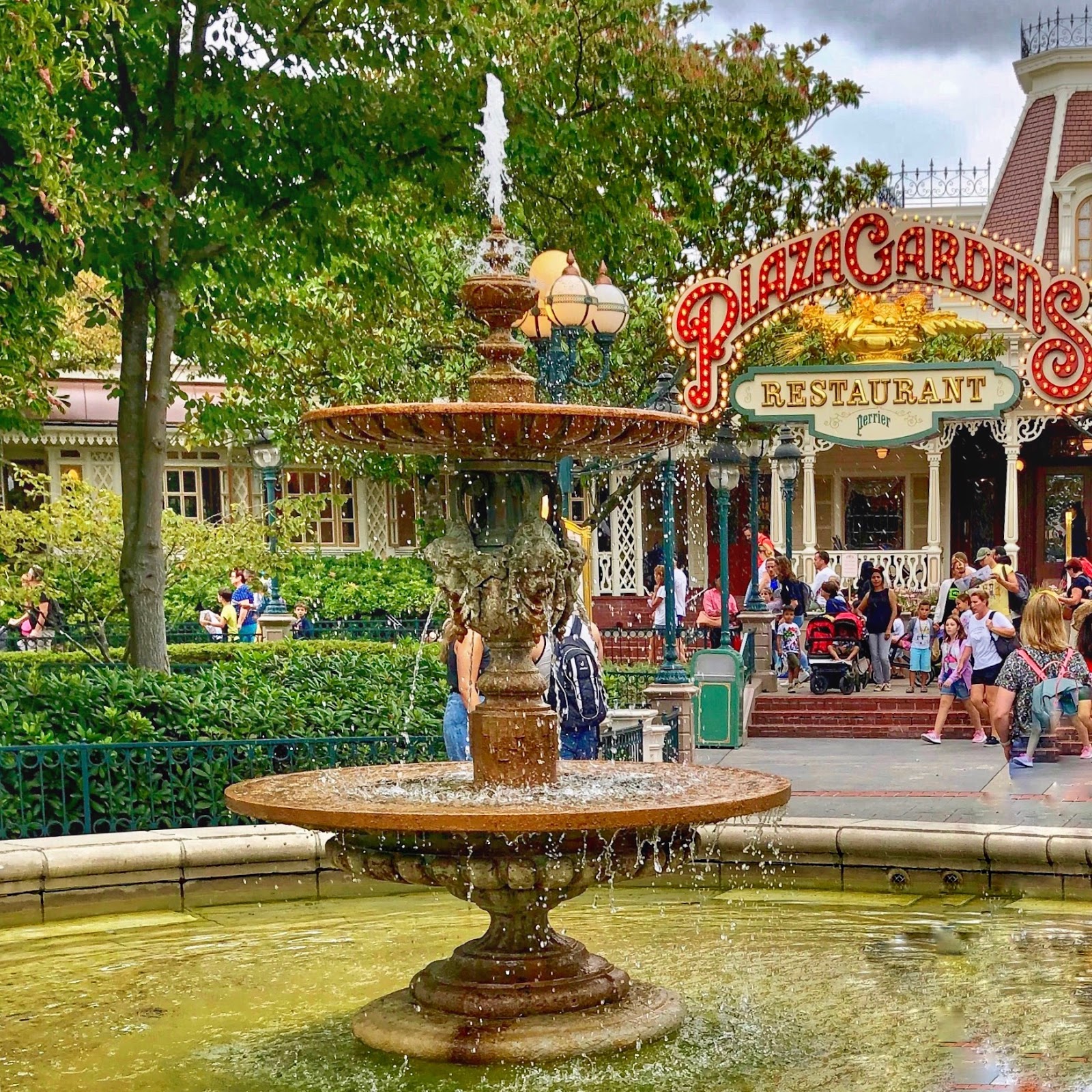 EL EREMITA: LOS RESTAURANTES EN DISNEYLAND.
