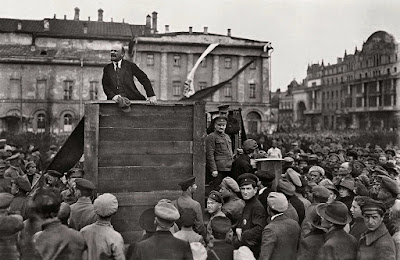 Lenin dirigint les tropes de l'Exèrcit Roig cap al front polonès, Moscou 1920 (Foto: Grigory Petrovich Goldstein)
