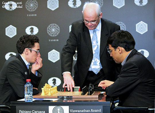 Le lancement de la partie d'échecs entre l'Américain Fabiano Caruana et l'Indien Viswanathan Anand lors de la ronde 10 - Photo © Amruta Mokal