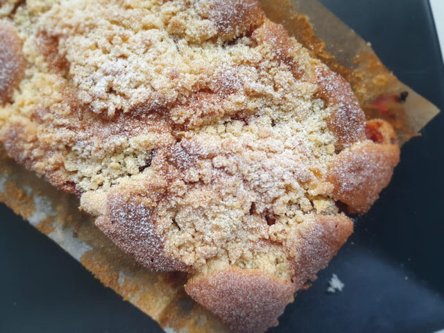 Prajitura Pufoasa Cu Rubarba Si Topping de Crumble