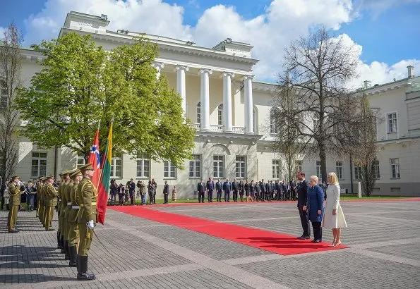Crown Princess Mette-Marit and Crown Prince Haakon met with Lithuanian President Dalia Grybauskaite at Presidential Palace in Vilnius.