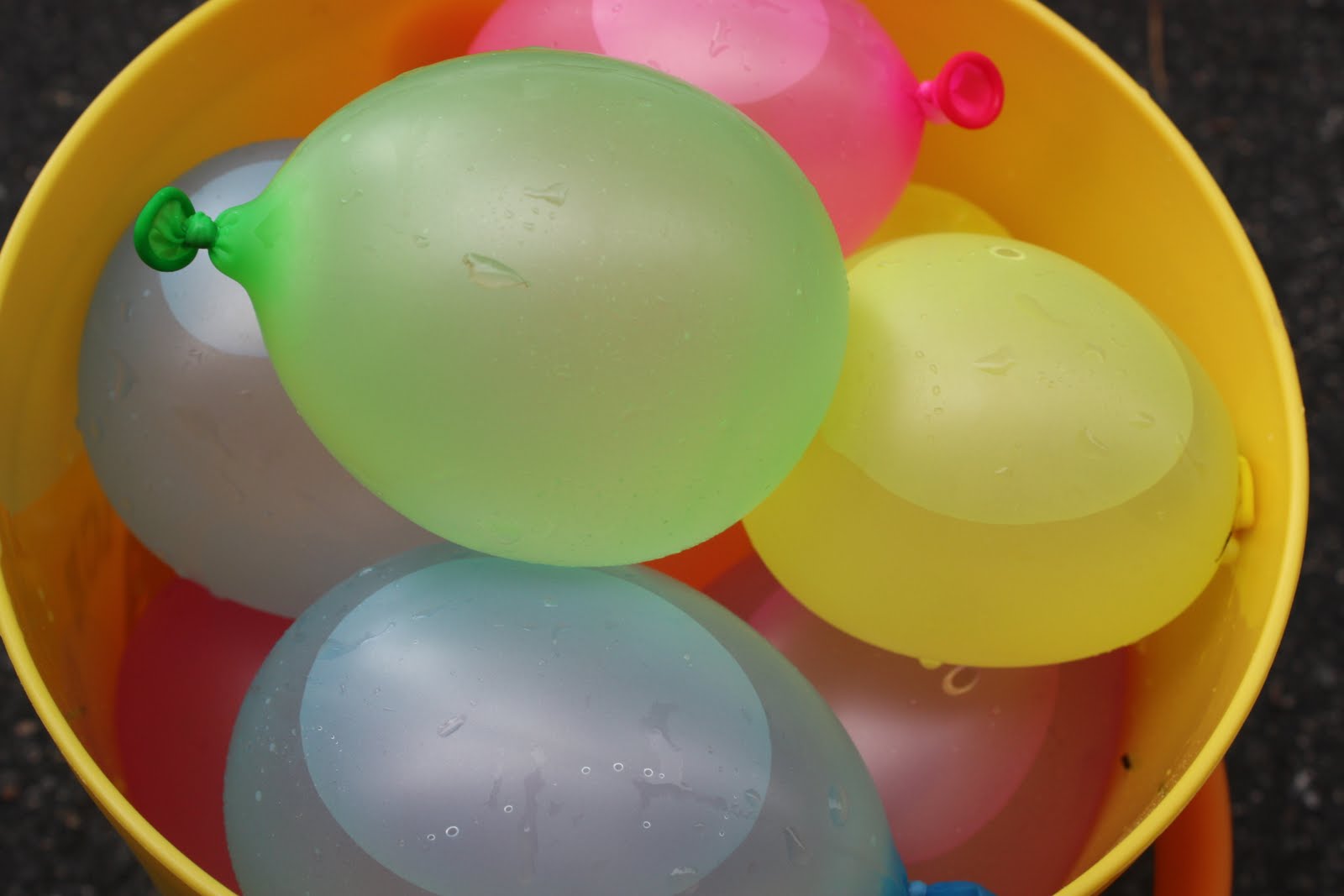 Воздушные шарики с водой. Воздушный шарик с водой. Шары на воде. Шары наполненные водой. Шарики с водой для детей.