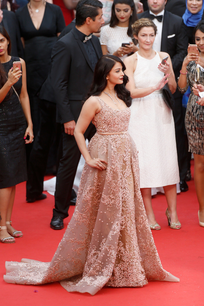 Aishwarya Rai Sexy Cleavage Show  At â€œThe BFGâ€ (â€œLe Bon Gros Geant â€“ Le BGGâ€) Premiere During The 2016 Cannes Film Festival