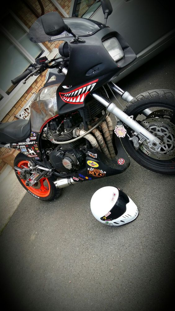 Matte Black Sharktooth Rat Kawasaki GPZ1100 Unitrack Pic by Evan Kelly