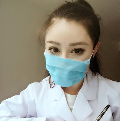Yuan Herong saat menjalani profesinya sebagai dokter