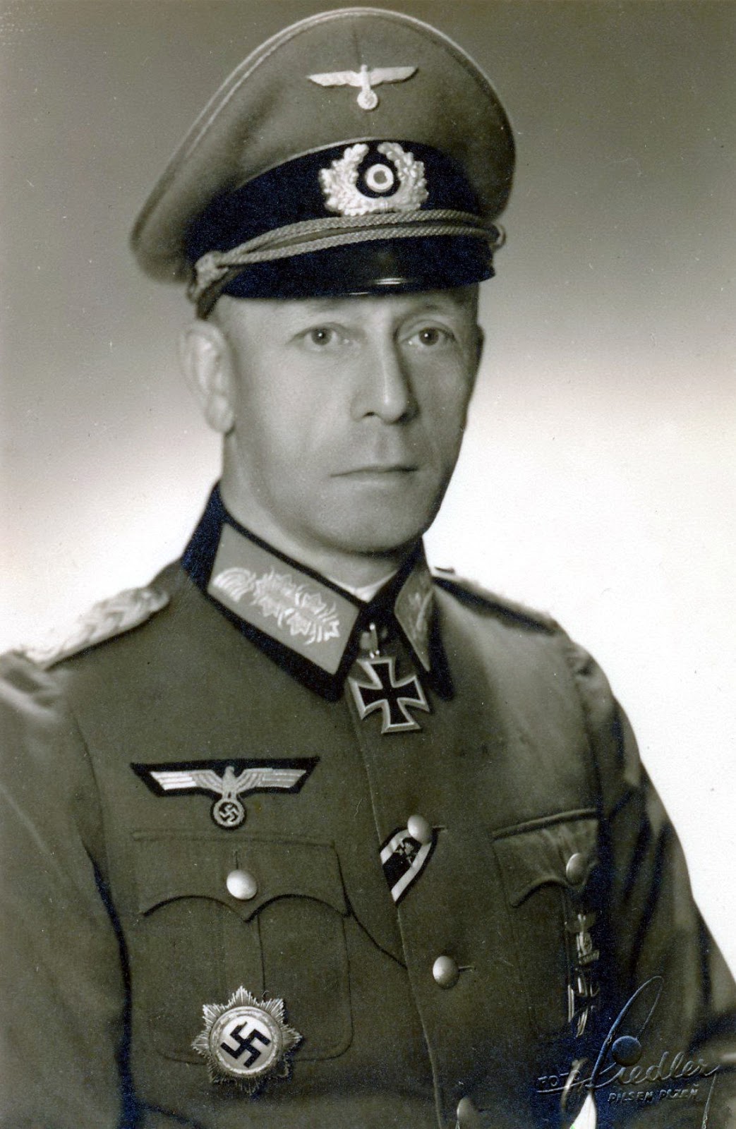 Сделать по немецкому по фото. Дитрих фон Заукен. Герхард Линднер генерал вермахта. Гельмут Вейдлинг немецкий генерал. Генерал фельдмаршал вермахта униформа.