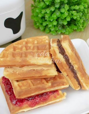 Waffle with strawberry jem, Nutella spread and Peanut butter spread, waffle homemade recipe, cara membuat waffle, rangup, waffle mudah, street food, resepi waffle, resep waffle