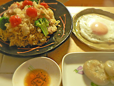 そばめし中華味バージョン　目玉焼き　ニラ饅頭