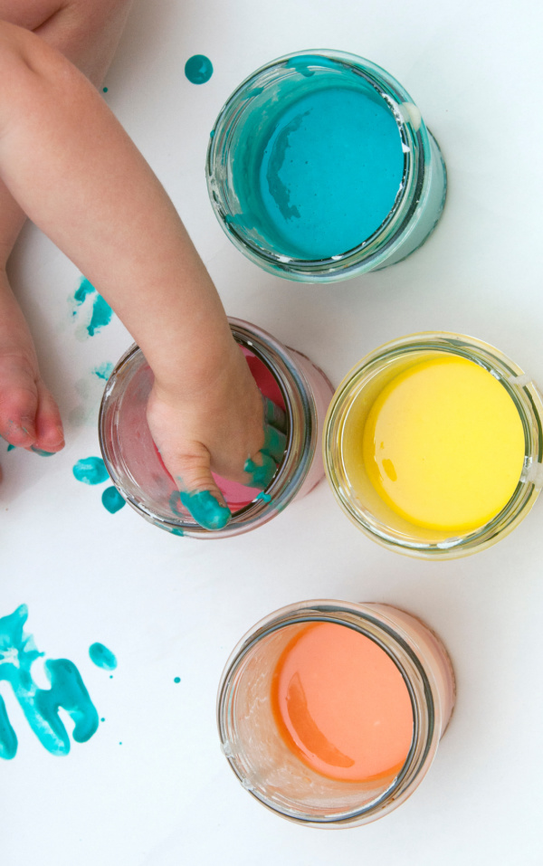 Make paint for kids that is taste-safe with this easy recipe! #babypaintingideas #babypaintrecipe #tastesafepaint #fingerpaintingideasforkids #growingajeweledrose