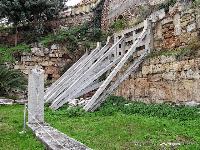 Escoras para evitar desabamentos em área histórica - Atenas
