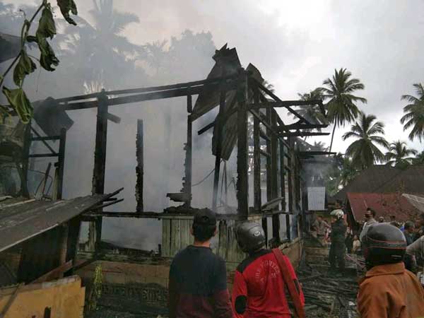Satu Unit Rumah Semi Permanen Hangus Terbakar di Cupak, Solok