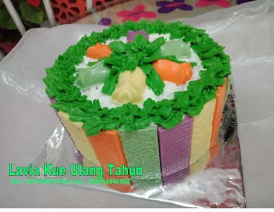 Cake tart coklat warna-warni dengan buah dan daun segar Cake tart coklat warna-warni dengan buah dan daun segar