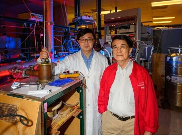 Paul Chu (à direita) é o diretor fundador e cientista chefe do Texas Center for Superconductivity at the University of Houston (TcSUH). Liangzi Deng (à esquerda) é professor assistente. Crédito: Universidade de Houston.