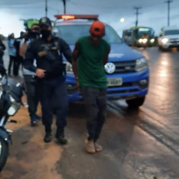Guarda Municipal prende suspeito de roubar uma  moto e cinco sacos de cimento.  Suspeito foi preso por agentes da Guarda Municipal de Parauapebas após roubar uma motocicleta Honda Pop e cinco sacos de cimento.  Os guardas, foram acionados via Centro de Controle Operacional (CCO), com a informação que um indivíduo havia roubado uma motocicleta Pop na cor vermelha de Placa QDJ-2422, juntamente com cinco sacos de cimentos no bairro Jardim Canadá.   A guarnição seguiu o indivíduo pelas câmeras de monitoramento que estão espalhadas pela cidade, e conseguiram a localização do mesmo trafegando na rua Amisterdan, no bairro Vila Rica. Foi feito a abordagem e constataram que a moto e os objetos eram roubados.   Ele também é suspeito de ter furtado um inversor solar, equipamento usado para converter a energia gerada pelos painéis solares. O elemento foi identificado como João Francisco Silva e foi apresentado na 20ª Seccional de Polícia Civil de Parauapebas, para os procedimentos cabíveis.