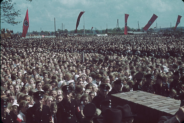 1938. Толпы в ожидании Гитлера на заводе Volkswagen на церемонии закладки первого камня / Enthusiastic crowds at Fallersleben Volkswagen Works cornerstone ceremony.