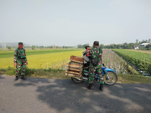 Peduli Dengan Kesehatan Masyarakat Babinsa Bagikan Masker Peduli Dengan Kesehatan Masyarakat Babinsa Bagikan Masker