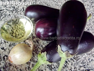 Ingredientele retetei de salata: vinete, ulei si ceapa