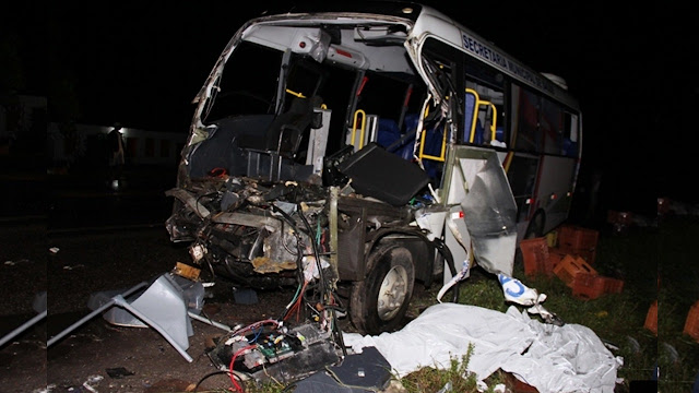 Morre sexta vítima de acidente entre micro-ônibus e caminhão na BR-324