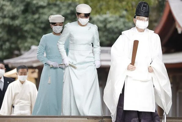 Princess Mako and Princess Kako visited Meiji Jingu shrine. Emperor Meiji and Empress Dowager Shoken. The Princess wore a light blue long dress