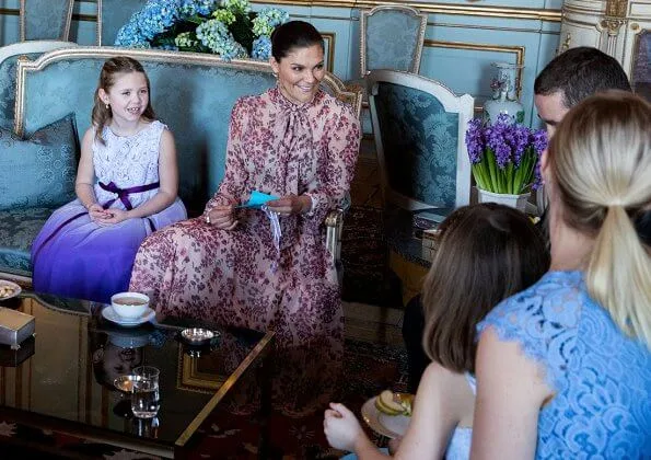 Crown Princess Victoria hosted 7-year-old Emilia from Skåne at the Royal Palace. Emilia, who suffers from a brain tumor