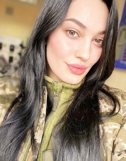 в українських жінок-військовослужбовців немає проблем а ні з модельними зачсками, а ні з фарбування губ, нігтей