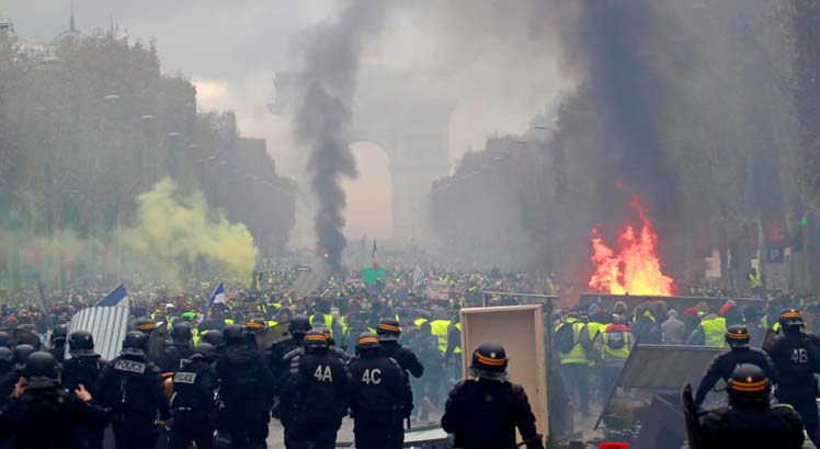 Protestos contra preço dos combustíveis deixa 65 feridos e 200 presos em Paris