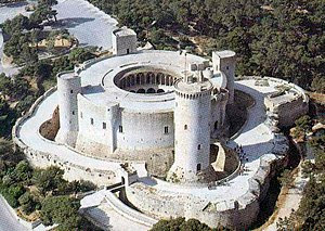 https://1.bp.blogspot.com/-Or52--CajAo/YCWS0AkZjUI/AAAAAAAALes/M9BnwF-MTa8eNfBMkirMlnL64MMPE_MBQCLcBGAsYHQ/w400-h284/300px-Castillo_de_Bellver.jpg