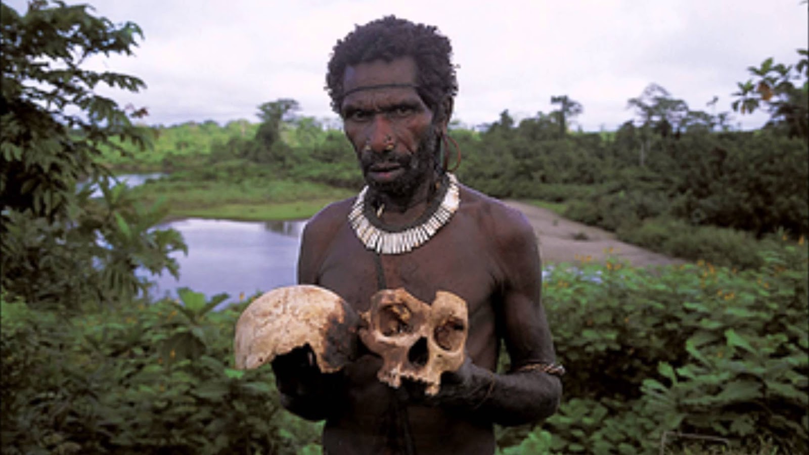Назовите тупого людоеда. Новая Гвинея. Племя КОРОВАИ. Племя КОРОВАИ Папуа новая Гвинея. Племя КОРОВАИ из новой Гвинеи.