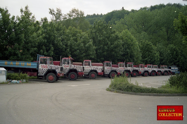 Les camions du cirque bien alignés