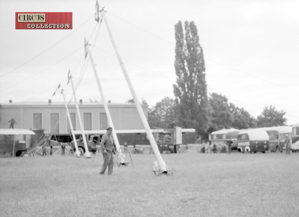 les mats du chapiteau prennent de la hauteur