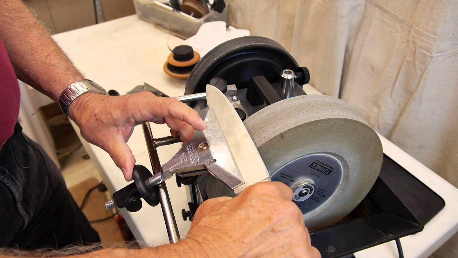 Как правильно точить нож на наждаке. Tormek svm - 45. Заточка ножей на электроточиле. Заточной станок для инструмента nts 251. Угол заточки ножей на наждаке.