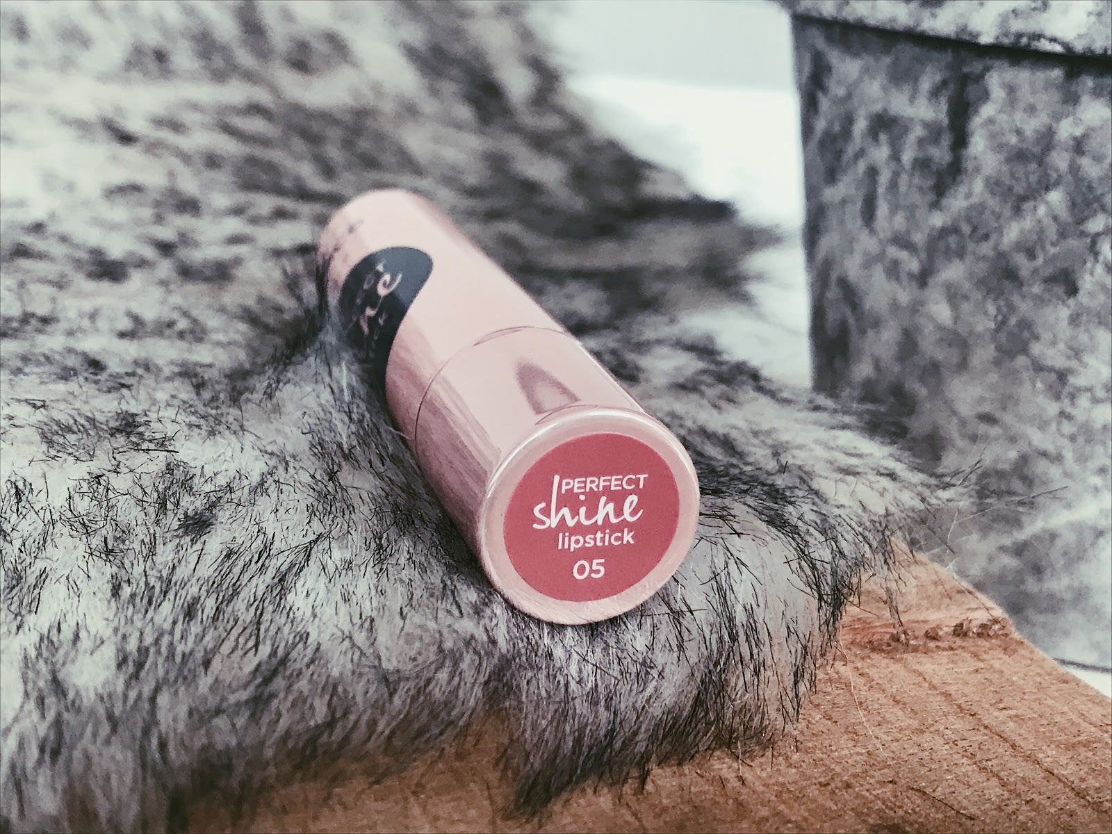 Essence Perfect Shine lipstick 05 Essence Perfect Shine lipstick 05