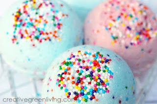 Best bath bomb recipe like Lush. How to make Lush bath bombs at home. This recipes uses an essential oils blend that smells like bubblegum.